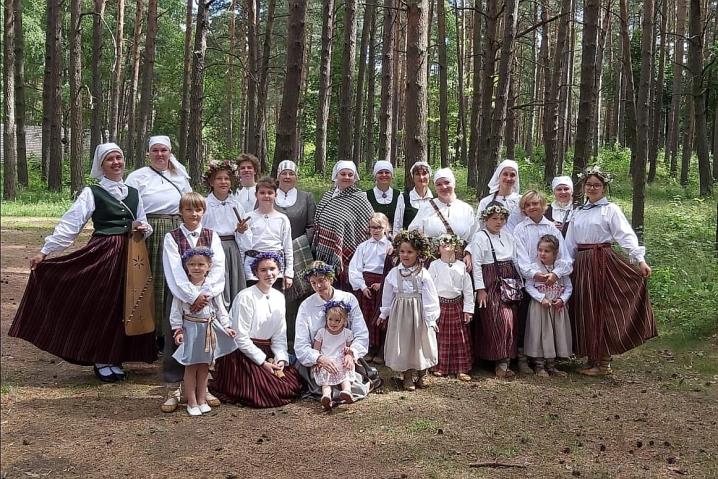 Folkloras kopa "Āravieši"